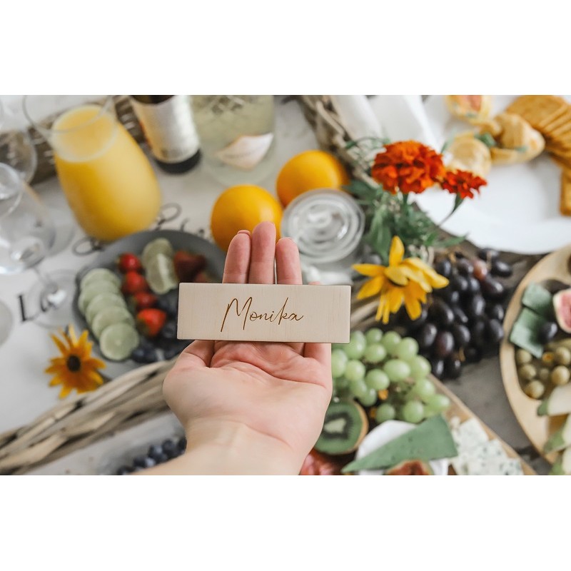 Drewniane winietki na przyjęcia – personalizowane z imieniem