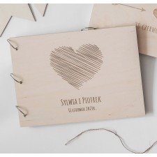 drewniana księga gości z ankietami