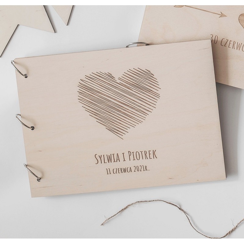Księga gości weselnych z ankietami – drewniana pamiątka ślubna