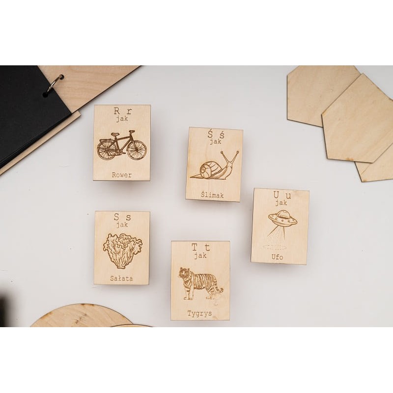 Drewniane karty z alfabetem dla dzieci – zestaw 24 kart ze sklejki brzozowej