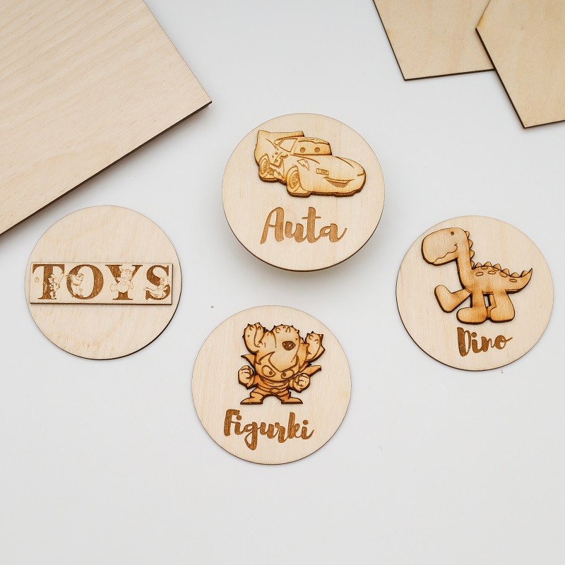 Drewniane etykiety na pudełka z zabawkami – piktogramy do segregacji