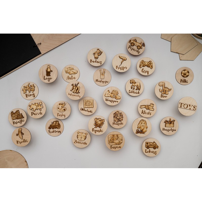 Drewniane etykiety na pudełka z zabawkami – piktogramy do segregacji