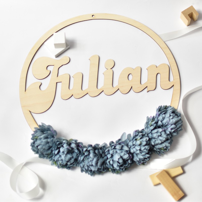 Koło z imieniem dziecka i sztucznymi kwiatami – personalizowana dekoracja