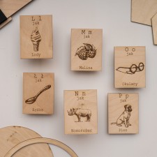 drewniany alfabet dla dzieci