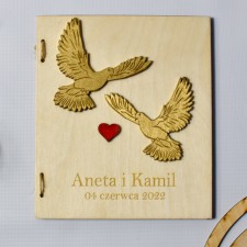 drewniana kartka ślubna gołębie