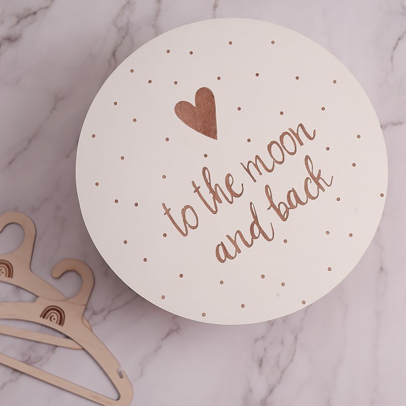 Koło dekoracyjne „love the Moon and Back” – biała drewniana ozdoba ścienna