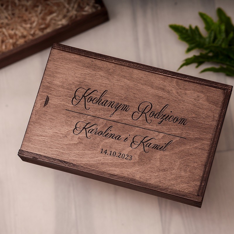 Rustykalne pudełko na zdjęcia i pendrive – brązowe, drewniane, bejcowane