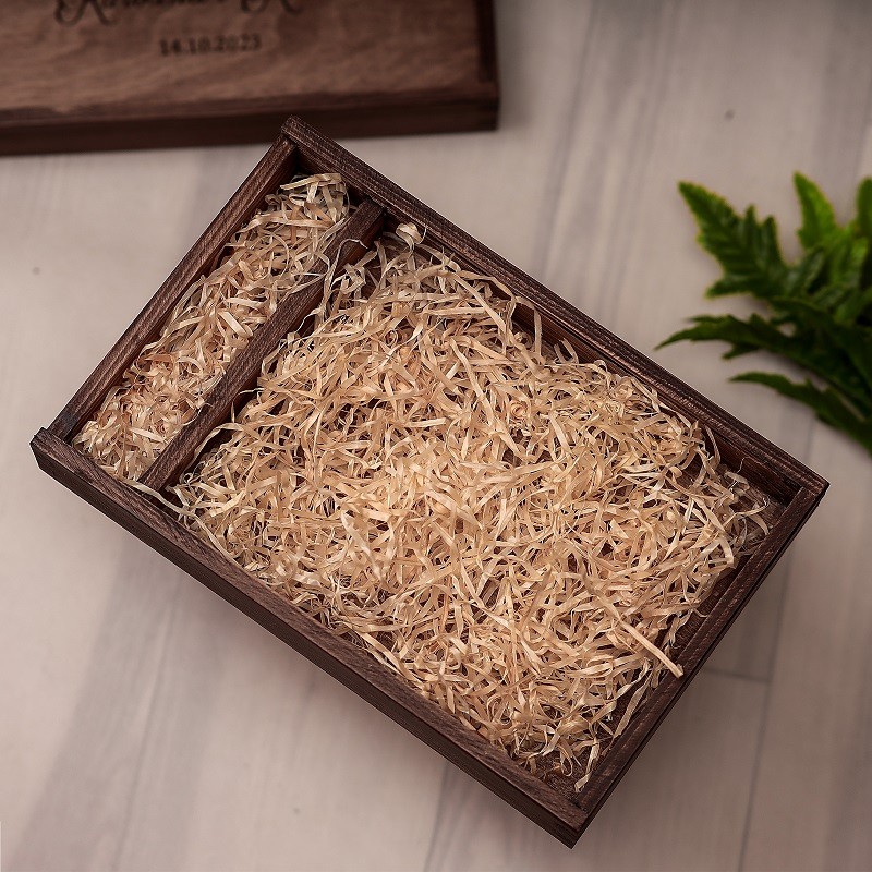 Rustykalne pudełko na zdjęcia i pendrive – brązowe, drewniane, bejcowane